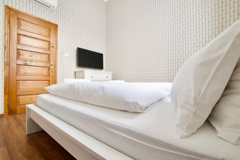 Premium Apartment By Hi5 - Central 3 Bedroom Budapest Extérieur photo
