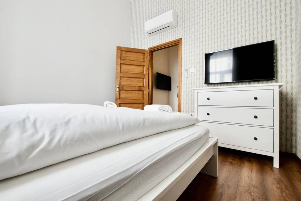 Premium Apartment By Hi5 - Central 3 Bedroom Budapest Extérieur photo
