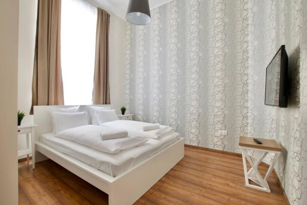 Premium Apartment By Hi5 - Central 3 Bedroom Budapest Extérieur photo