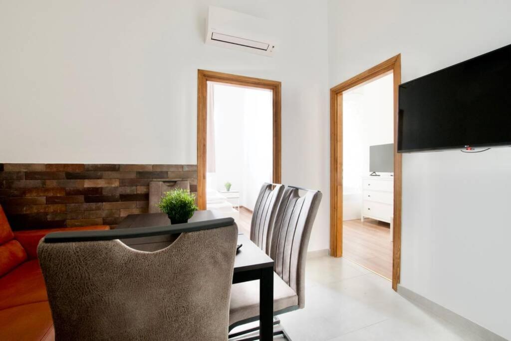 Premium Apartment By Hi5 - Central 3 Bedroom Budapest Extérieur photo