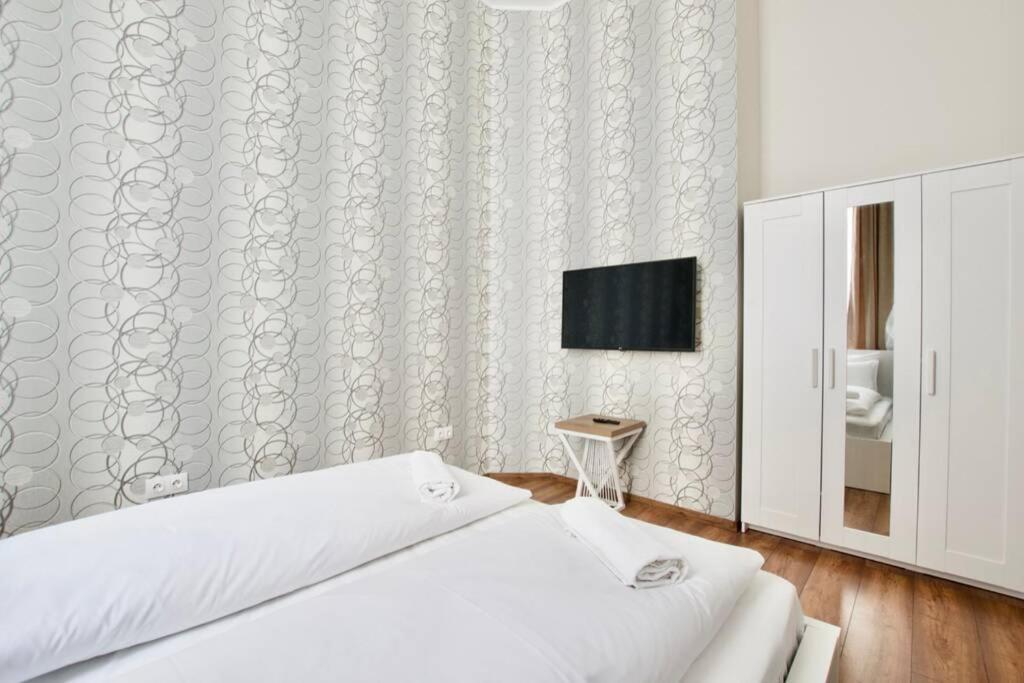 Premium Apartment By Hi5 - Central 3 Bedroom Budapest Extérieur photo