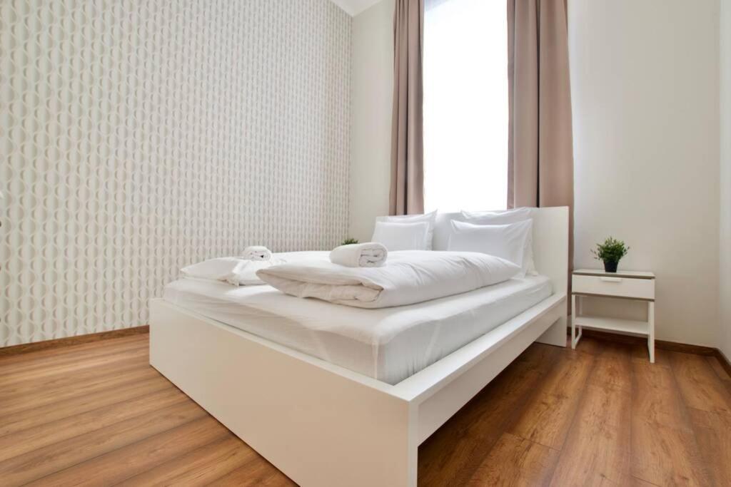 Premium Apartment By Hi5 - Central 3 Bedroom Budapest Extérieur photo