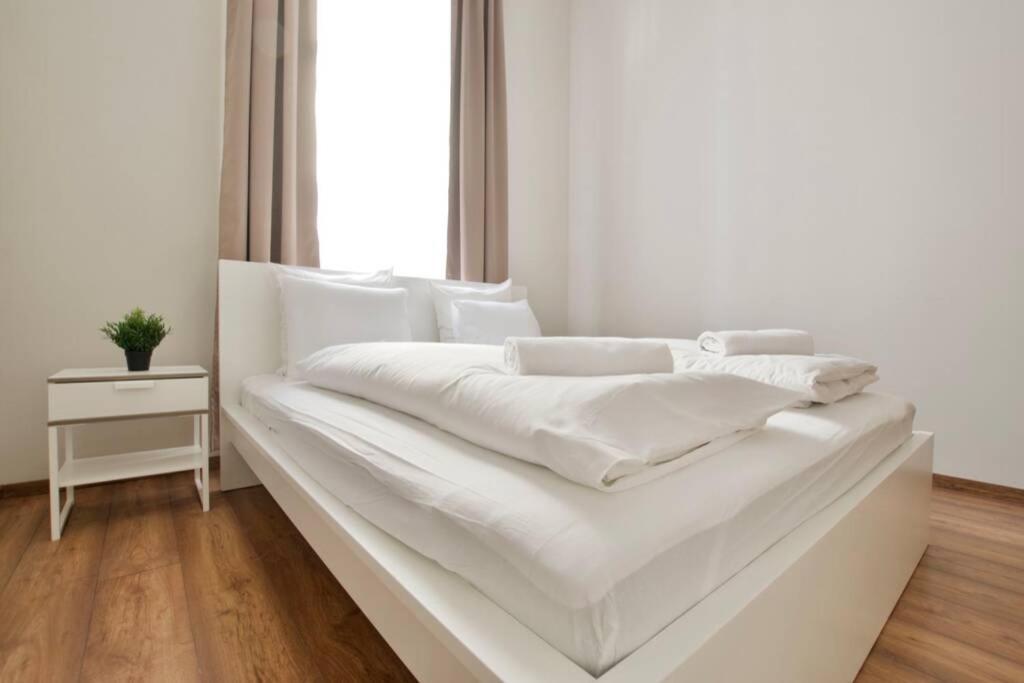 Premium Apartment By Hi5 - Central 3 Bedroom Budapest Extérieur photo