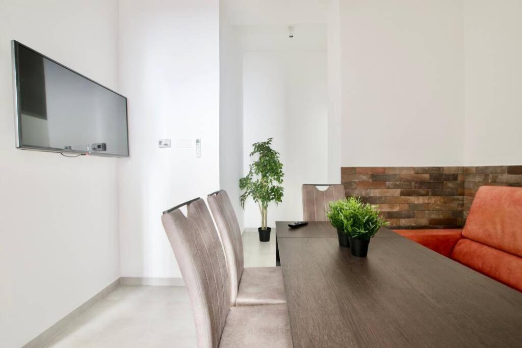 Premium Apartment By Hi5 - Central 3 Bedroom Budapest Extérieur photo